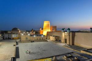 arquitectura histórica de itchan kala, ciudad interior amurallada de la ciudad de khiva, uzbekistán, un sitio del patrimonio mundial de la unesco. foto