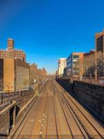 línea ferroviaria metro-norte en manhattan a medida que van desde abajo hacia arriba en la calle 97 este en la ciudad de nueva york. foto