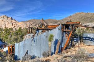 equipo abandonado y mina a lo largo del sendero del molino de wall street en el parque nacional joshua tree, california.