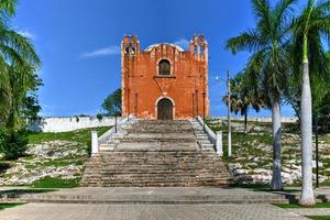 iglesia católica san mateo de santa elena, yucatán, méxico durante el día. foto