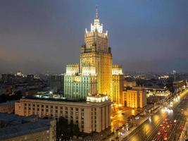 edificio del ministerio de asuntos exteriores al atardecer en moscú, rusia, 2022 foto