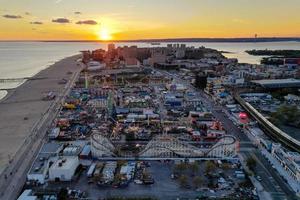 vista aérea a lo largo de coney island y la playa en brooklyn, nueva york. foto