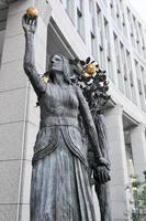 escultura de adán y eva de munehiro ikeda por el edificio del gobierno metropolitano de tokio en tokio, japón, 2022 foto