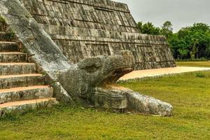 pirámide de kukulkan en chichén itzá, la antigua ciudad maya en la región de yucatán en méxico. foto