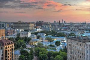 vista panorámica del horizonte de moscú durante la puesta de sol en rusia. foto