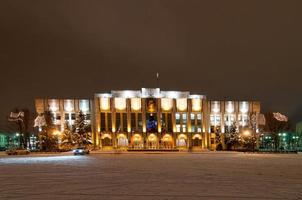 el anillo dorado de rusia en invierno, yaroslavl. plaza soviética en la noche. foto