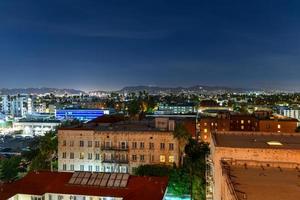 vista aérea del horizonte de los ángeles en la noche mirando hacia las colinas de hollywood en california. foto