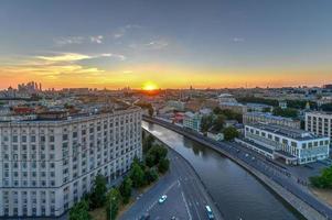 vista panorámica del horizonte de moscú durante la puesta de sol en rusia. foto