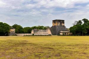 el gran juego de pelota del sitio arqueológico de chichén itzá en yucatán, méxico. foto