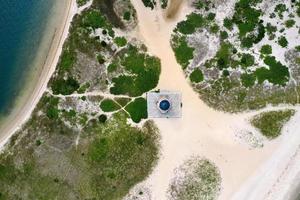 faro del puerto de edgartown a la entrada del puerto de edgartown y la bahía de katama, viñedo de martha, massachusetts, estados unidos. el histórico faro fue construido en 1828. foto