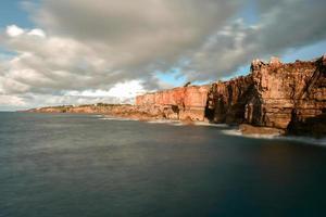 acantilados junto al mar a lo largo del océano atlántico cerca de la ciudad portuguesa de cascais, en el distrito de lisboa. foto