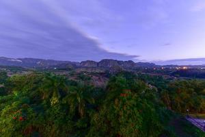 panorama del amanecer en el valle de viñales, al norte de cuba. foto