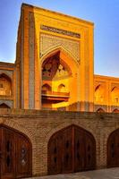 vista de la entrada a la madraza de mohammed amin en khiva, uzbekistán. foto