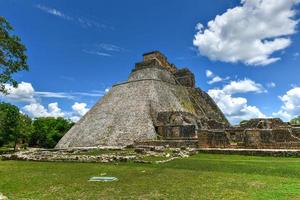 la piramide del mago en uxmal, yucatan, mexico. es la estructura más alta y más reconocible de uxmal. foto