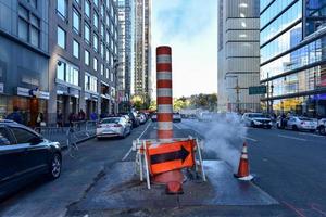 ciudad de nueva york - 6 de noviembre de 2016 - tubería de vapor liberando aire caliente en la calle en el centro de manhattan. foto