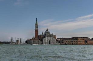 iglesia de san giorgio maggiore en venecia, italia vista a través del gran canal foto