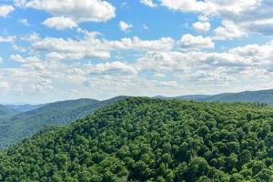 vista del valle de shenandoah y las montañas blue ridge desde el parque nacional de shenandoah, virginia foto