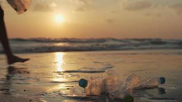 opslaan water. vrijwilliger plukken omhoog uitschot vuilnis Bij de strand en plastic flessen zijn moeilijk ontleden voorkomen kwaad aquatisch leven. aarde, omgeving, vergroening planeet, verminderen globaal opwarming, opslaan wereld