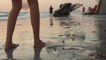 Wasser sparen. Freiwillige sammeln Müll am Strand und Plastikflaschen sind schwer zu zersetzen, um Schäden am Wasserleben zu verhindern. erde, umwelt, planeten ergrünen, erderwärmung reduzieren, welt retten video