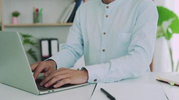 les employés de bureau masculins ont des douleurs pendant le travail. les hommes d'affaires se massent pour détendre leurs muscles. symptômes conceptuels du travail de bureau. mal. video