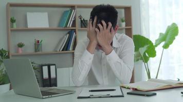 Business men are feel a headache that can't resolve of work problems. Work stress causes depression symptoms. Concept of business consultant and problem solving in business. Stress. video