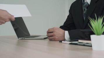 anställd Skicka in en brev av avgång till chef men var avvisade förbi de chef. företag ägare riva ner anställda avgång brev och överväga de problem av avgång. avgång begrepp. video