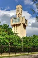 la embajada de rusia en la habana, cuba es un llamativo edificio constructivista en el distrito de miramar de la ciudad. algunos lo comparan con una espada, otros con una jeringa, 2022 foto