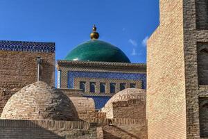 la arquitectura de la madraza de la ciudad vieja y el minarete islam khoja. foto