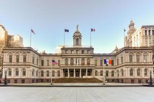 ayuntamiento de nueva york, la sede del gobierno de la ciudad de nueva york, ubicada en el centro del parque del ayuntamiento en el área del centro cívico del bajo manhattan, entre broadway, park row y chambers street. foto