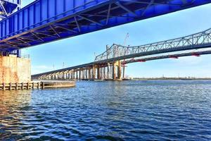 puente goethals y puente de elevación vertical arthur kill. el puente goethals y el puente levadizo del ferrocarril arthur kill conectan elizabeth, nj con staten island, ny sobre el arthur kill. foto