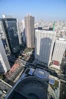 el horizonte de tokio visto desde el edificio del gobierno metropolitano de tokio en el barrio de shinjuku. foto