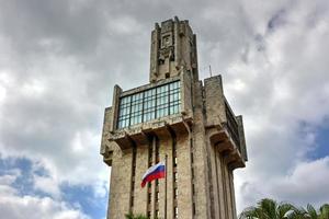 la embajada de rusia en la habana, cuba es un llamativo edificio constructivista en el distrito de miramar de la ciudad. algunos lo comparan con una espada, otros con una jeringa, 2022 foto