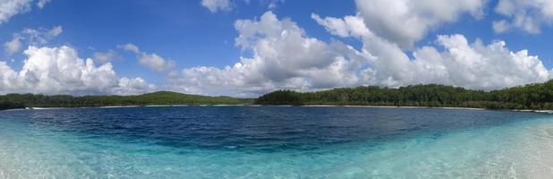 vista de las aguas cristalinas del lago mckenzie a lo largo de la isla fraser en queensland, australia. foto