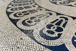 mosaico de piedra en las calles de lisboa, portugal. foto