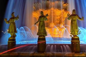 la fuente de la amistad de las naciones en vdnh, el centro de exposiciones de toda rusia en moscú, rusia. foto