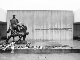 berlín, alemania - 8 de noviembre de 2010 - monumento a las víctimas del campo de concentración de sachsenhausen. foto