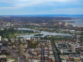 el circuito albert park es un circuito urbano de automovilismo alrededor del lago albert park, tres kilómetros al sur del centro de melbourne. foto