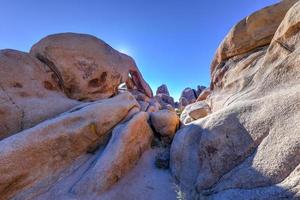 famoso arch rock en el parque nacional joshua tree en california. foto