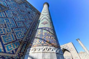 registan en la antigua ciudad de samarcanda en uzbekistán foto