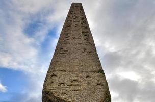 obelisco de la aguja de cleopatra en nueva york. fue erigido en central park, al oeste del museo metropolitano de arte en manhattan, el 22 de enero de 1881 foto