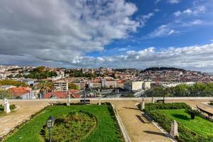 vista panorámica del casco antiguo de lisboa y del castillo de sao jorge desde el jardín de san pedro de alcantara, la capital y la ciudad más grande de portugal. foto