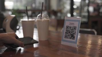 uomo uso smartphone per scansione qr codice per pagare nel bar ristorante con un' digitale pagamento senza Contanti. scegliere menù e ordine accumulare sconto. e portafoglio, tecnologia, pagare in linea, credito carta, banca App video