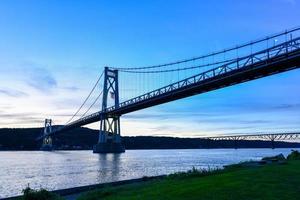 el puente mid hudson que cruza el río hudson cerca de poughkeepsie, nueva york. foto