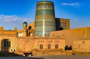 el minarete kalta minor y la arquitectura histórica de itchan kala, ciudad interior amurallada de la ciudad de khiva, uzbekistán, un sitio del patrimonio mundial de la unesco. foto