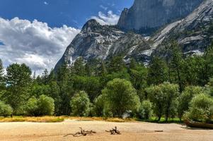 un prado de espejo seco durante el verano en el parque nacional de yosemite, california, estados unidos. durante el verano el prado se llena de agua y se convierte en un lago espejo. foto