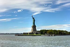 la estatua de la libertad desde el puerto de la libertad. foto