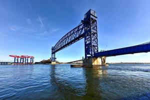 puente goethals y puente de elevación vertical arthur kill. el puente goethals y el puente levadizo del ferrocarril arthur kill conectan elizabeth, nj con staten island, ny sobre el arthur kill. foto