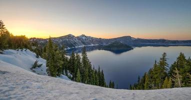 puesta de sol sobre el lago del cráter foto