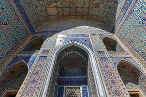 registan en la antigua ciudad de samarcanda en uzbekistán foto