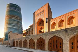 el minarete kalta minor y la arquitectura histórica de itchan kala, ciudad interior amurallada de la ciudad de khiva, uzbekistán, un sitio del patrimonio mundial de la unesco. foto